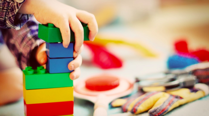 从玩耍到成长 幼儿教玩具选购指南与技术销售新趋势
